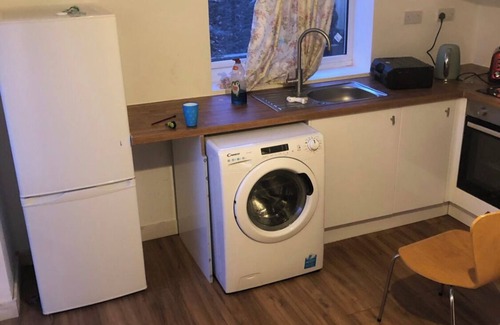 Iffley Apartment | Clean studio property near mental Health hosp , 5 mins to city centre