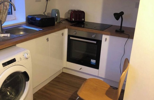 Iffley Apartment | Clean studio property near mental Health hosp , 5 mins to city centre