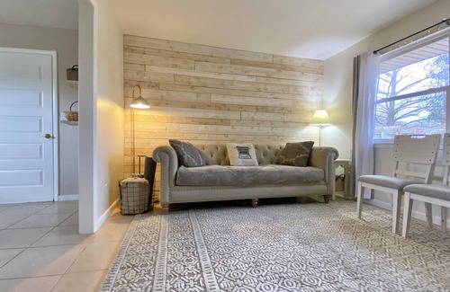 Springdale House | Clean updated private yard house 2-5min drive to attractions