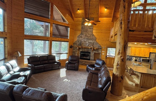 Mammoth Creek Cabin | Clear Creek Cabin-Private 4 Acre Creekside Retreat with Beautiful Mountain Views
