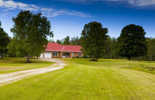 Clearview House | Clearview Manor (Wasaga Beach)(Blue Mountain)