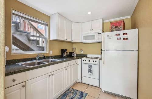 Clearwater Beach House | Clearwater Beach Cottage 24/Walk to the beach!
