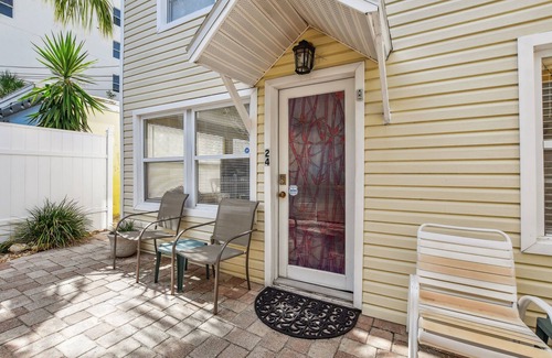 Clearwater Beach House | Clearwater Beach Cottage 24/Walk to the beach!