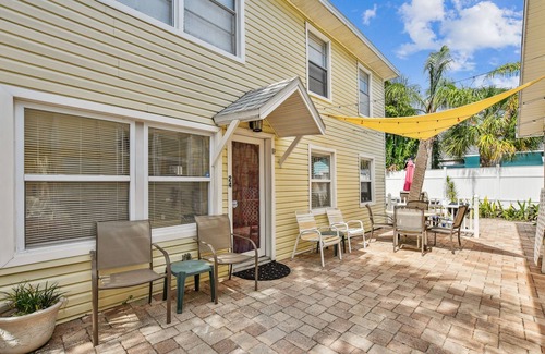Clearwater Beach House | Clearwater Beach Cottage 24/Walk to the beach!