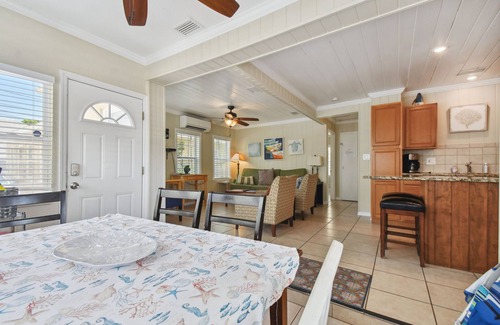 Clearwater Beach House | Clearwater Beach Cottage 13H/Walk to the Beach!