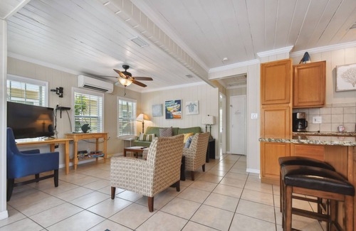 Clearwater Beach House | Clearwater Beach Cottage 13H/Walk to the Beach!