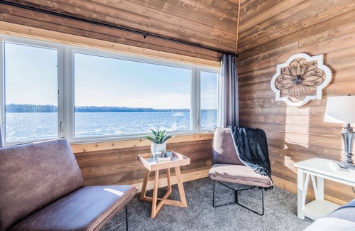 Annandale House | Clearwater Lake- Modern Cabin- Sauna, Kayaks and Paddle Board!