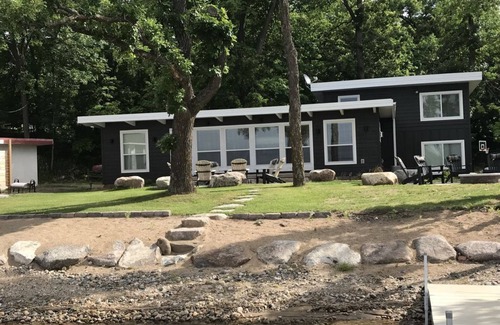 Annandale House | Clearwater Lake- Modern Cabin- Sauna, Kayaks and Paddle Board!