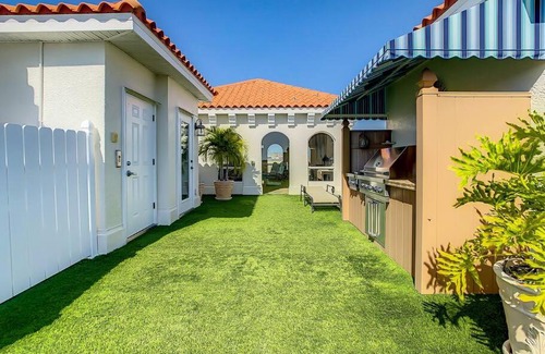 Clearwater Beach House | Clearwater Penthouse 5 min Beach walk Heated Pool