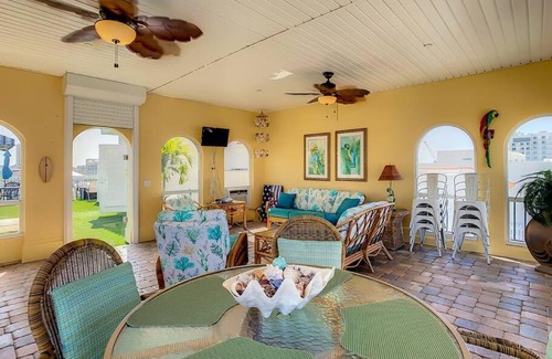 Clearwater Beach House | Clearwater Penthouse 5 min Beach walk Heated Pool