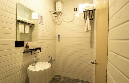 Mundra Bed & Breakfast | Click Hotel
