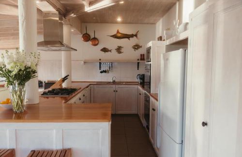 Opua Cabin | Cliff Edge by the Sea