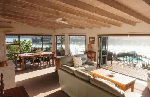 Opua Cabin | Cliff Edge by the Sea