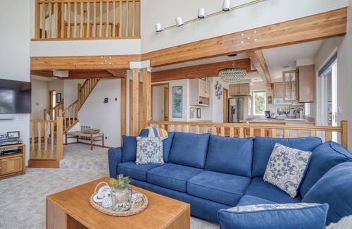 Neskowin House | Cliff-top Beauty has Stellar Ocean View, a Furnished Deck, and a King Suite!