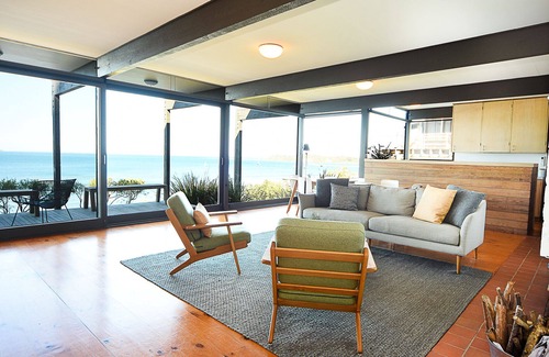 Flinders House | Cliff top, iconic modernist 60 s home with absolute beachfront