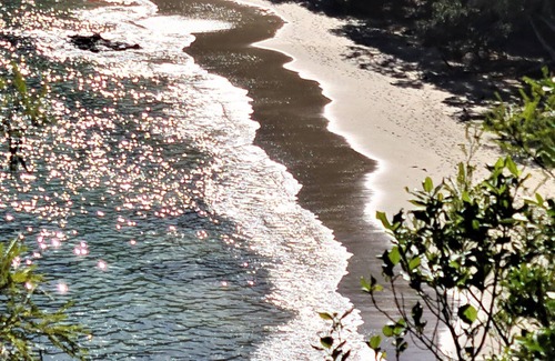 Matapouri House | Cliff top stunningly located original bach