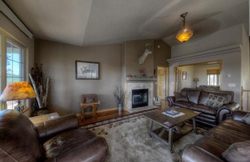 Benchmark House | Cliffview Cabin