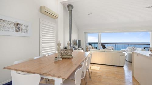 Killcare Heights House | 'Clifton' by HolidayCo