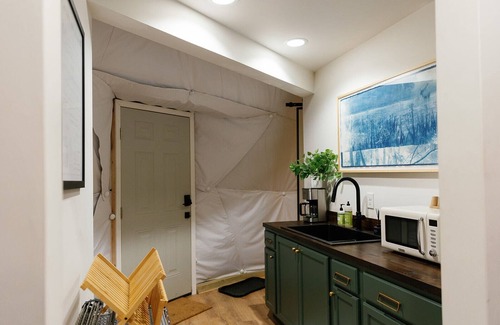 Campton Cabin | “Climber's Den” Rare Cliffside Stay w/HotTub RRG