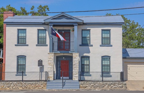 Belton House | Clink on the Creek- Creekside DT Belton- Pet Friendly