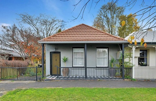 Orange House | Clinton Cottage - 1860s Heritage Home, Walk to CBD