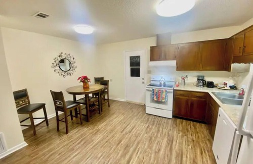 Tallahassee Apartment | Close/Clean Cul-de-sac Apartment