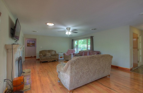 Broken Arrow House | Close to a Vibrant and fun DownTown Rose District. 15 min from Tulsa.