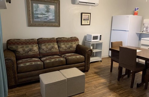 Cassville Cabin | Close to all Amenities-Cabin 6