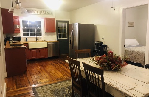 Williamstown House | CLOSE TO ARK, SPARKLING CLEAN, BIG FAMILIES, CABLE, KING BED, BACK YARD
