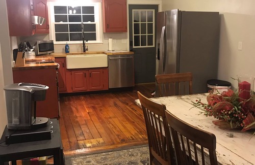 Williamstown House | CLOSE TO ARK, SPARKLING CLEAN, BIG FAMILIES, CABLE, KING BED, BACK YARD