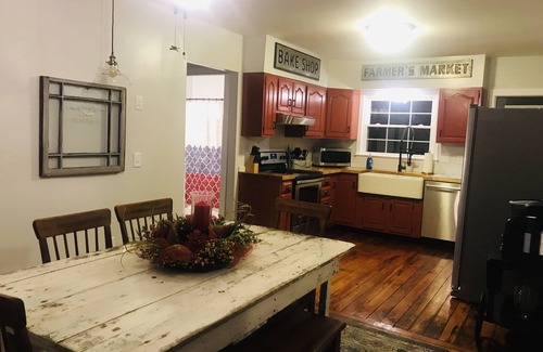 Williamstown House | CLOSE TO ARK, SPARKLING CLEAN, BIG FAMILIES, CABLE, KING BED, BACK YARD