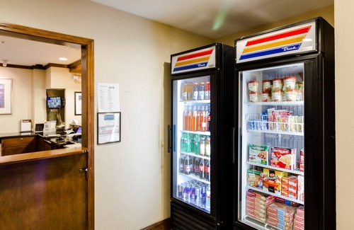 Montopolis Condo | Close to Austin Airport | Free Breakfast + Outdoor Pool + Free Wi-Fi