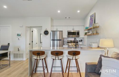 Barton Hills Apartment | Close to Barton Springs and Zilker w King BR and Patio