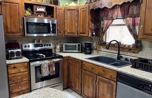 Ono Island House | Close to BEACH! Family Friendly! Great Kitchen, sleeps 9, clean, comfy, peaceful