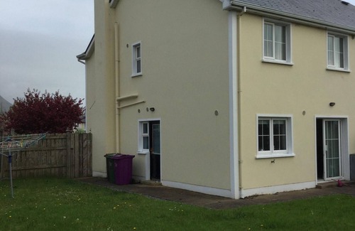 Grange House | Close to Beach & Local Shops. Family & Pet Friendly. Knock airport 1 hr away