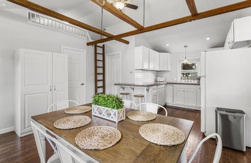 Hampton Cottage | Close to Beach! Pool, Hot Tub, Firepit in Patio area & Deck.