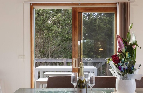 Jan Juc House | Close to beach, Wood fireplace, Pets, refreshing garden