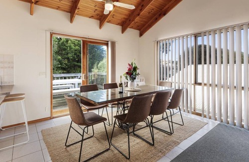 Jan Juc House | Close to beach, Wood fireplace, Pets, refreshing garden
