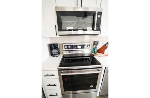 Freeport Cottage | Close to beaches, minutes away from 30An10J Deluxe Cottage
