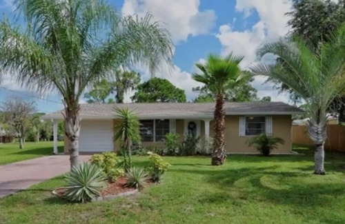 Englewood South House | Close to Beaches, Warm Mineral Springs on a Canal!
