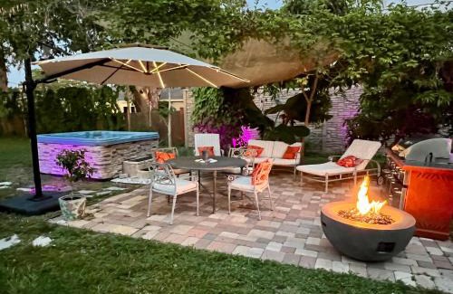 Gulf Gate Estates Apartment | Close to beaches with hot tub and large garden