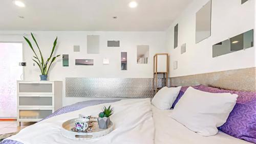 Gulf Gate Estates Apartment | Close to beaches with hot tub and large garden