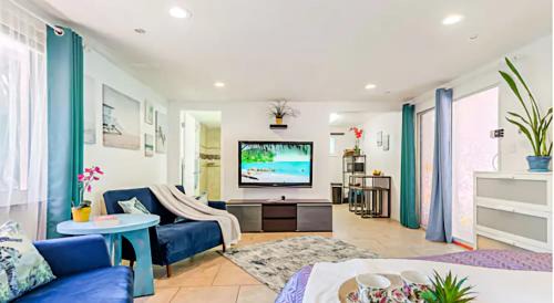 Gulf Gate Estates Apartment | Close to beaches with hot tub and large garden