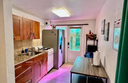 Gulf Gate Estates Apartment | Close to beaches with hot tub and large garden