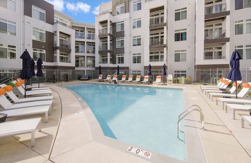 Reston Apartment | Close to Best Buy, Sephora, Lululemon | Prime 1BR in Reston