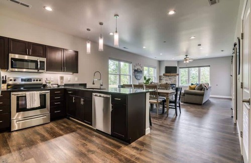 Branson Condo | Close to Branson HWY 76 Strip! Indoor Pool!