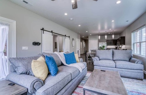 Branson Condo | Close to Branson HWY 76 Strip! Indoor Pool!