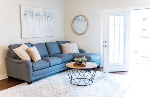 Oxford Condo | Close to Campus-newly professionally decorated-sleeps 6 -no stairs!