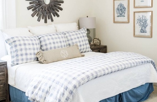 Oxford Condo | Close to Campus-newly professionally decorated-sleeps 6 -no stairs!