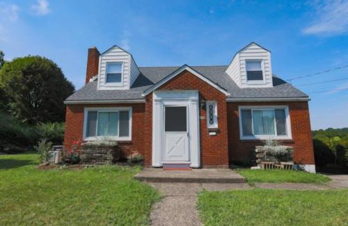 Pittsburgh House | Close to City * Charming Central XL Cape Cod * Airport